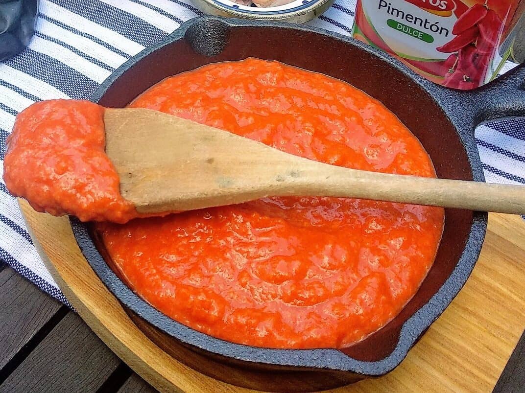 Pollo en salsa romesco con aceitunas, una receta fácil para mojar pan