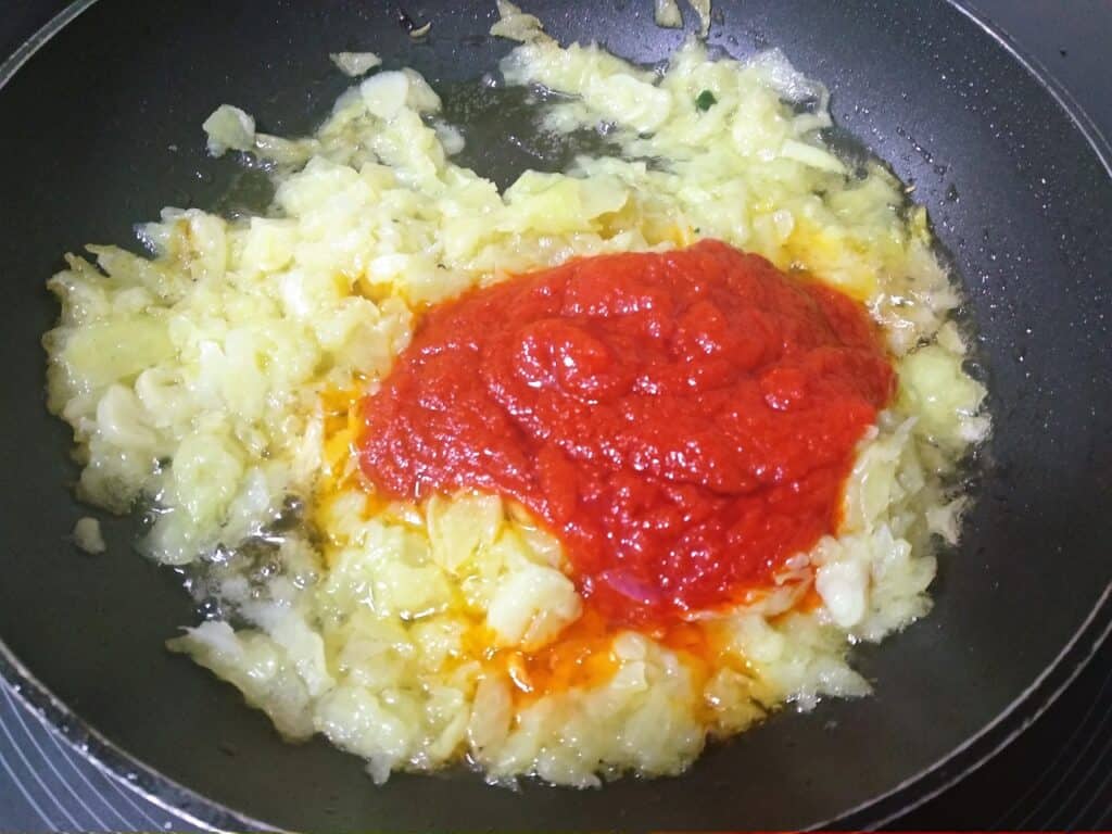 Potaje de garbanzos, añadiendo tomate frito